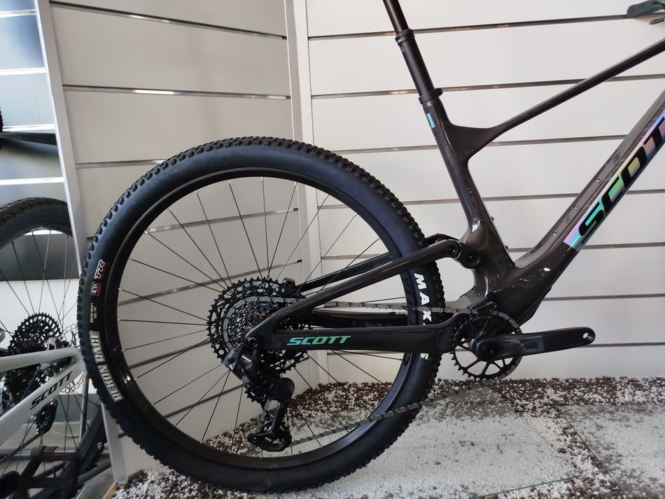 E-MTB da trail full-suspension Megamo Reason Air CRB 10 2026 in colorazione blu. Vista laterale del telaio leggero interamente in carbonio con escursione da 140 mm. In evidenza il potente motore centrale DJI Avinox, la batteria integrata da 800 Wh, la forcella Fox da 140 mm, la trasmissione Shimano XT a 12 velocità e le ruote da 29 pollici