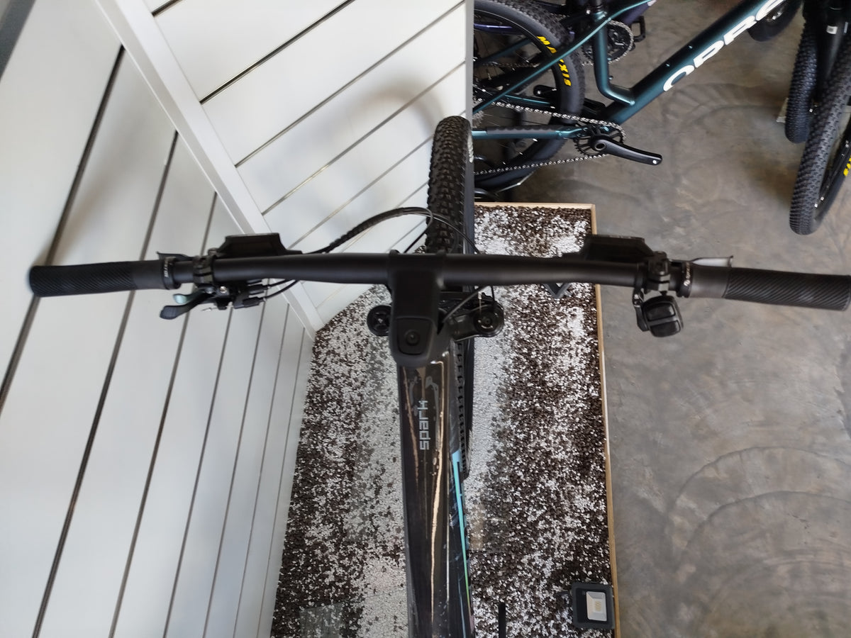 E-MTB da trail full-suspension Megamo Reason Air CRB 10 2026 in colorazione blu. Vista laterale del telaio leggero interamente in carbonio con escursione da 140 mm. In evidenza il potente motore centrale DJI Avinox, la batteria integrata da 800 Wh, la forcella Fox da 140 mm, la trasmissione Shimano XT a 12 velocità e le ruote da 29 pollici