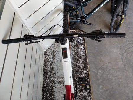 E-MTB biammortizzata Megamo Reason AL 07 nella colorazione White Red (bianco e rosso). Il telaio in alluminio idroformato mostra una sfumatura dal bianco anteriore al rosso bordeaux posteriore. In evidenza il motore DJI Avinox, la batteria integrata, la forcella Fox e le ruote da 29 pollici per e-mountain bike