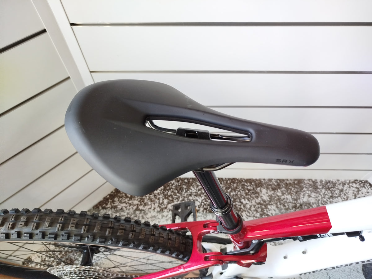 E-MTB biammortizzata Megamo Reason AL 07 nella colorazione White Red (bianco e rosso). Il telaio in alluminio idroformato mostra una sfumatura dal bianco anteriore al rosso bordeaux posteriore. In evidenza il motore DJI Avinox, la batteria integrata, la forcella Fox e le ruote da 29 pollici per e-mountain bike