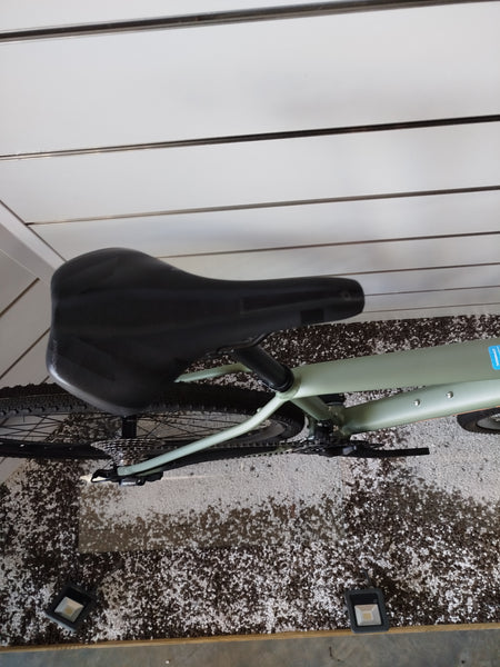 Bicicletta gravel Orbea Terra H30 in colorazione Infinity Green lucido con dettagli Ivory White. Inquadratura laterale del telaio in alluminio idroformato a triplo spessore e forcella in carbonio con passaggio cavi integrato ICR. Visibili il gruppo Shimano GRX a 12 velocità, i freni a disco idraulici e i pneumatici tassellati da gravel.