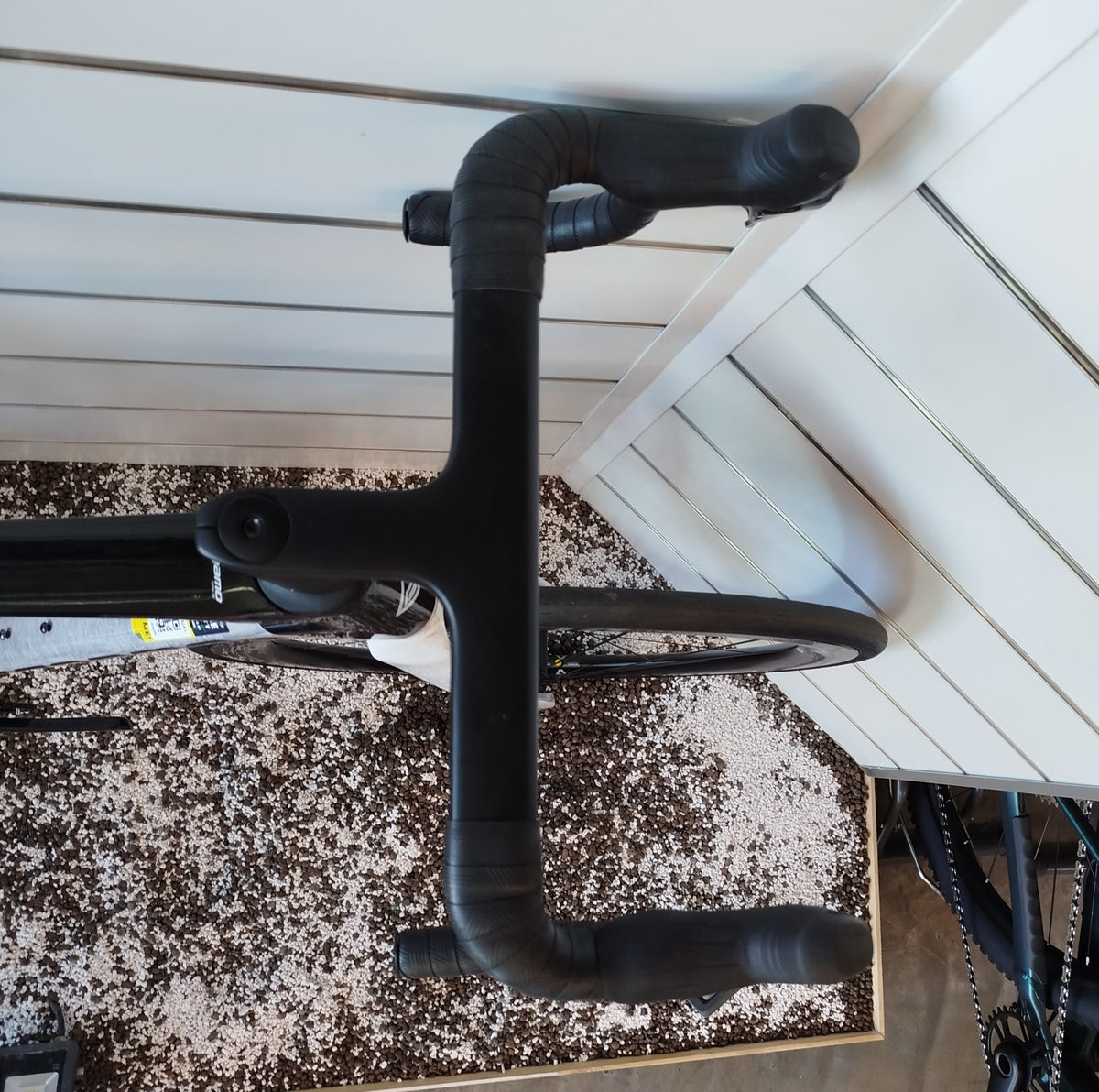Dettaglio manubrio integrato in carbonio con passaggio cavi interno e comandi SRAM Force AXS della Megamo Pulse 02 SLR 2026.