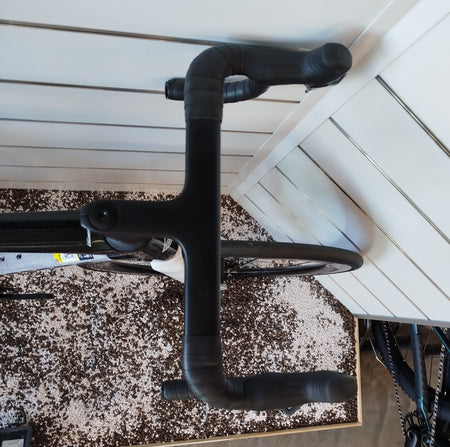 Dettaglio manubrio integrato in carbonio con passaggio cavi interno e comandi SRAM Force AXS della Megamo Pulse 02 SLR 2026.
