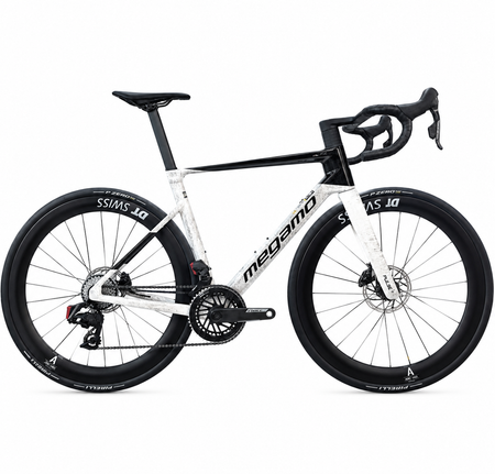 Megamo Pulse 02 SLR 2026 taglia L, bici da corsa aero in carbonio bianco e nero con gruppo SRAM Force AXS e ruote in carbonio DT Swiss ARC 1400 DICUT, vista laterale su sfondo bianco.