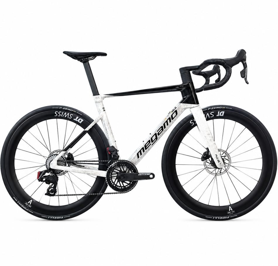 Megamo Pulse 02 SLR 2026 taglia L, bici da corsa aero in carbonio bianco e nero con gruppo SRAM Force AXS e ruote in carbonio DT Swiss ARC 1400 DICUT, vista laterale su sfondo bianco.