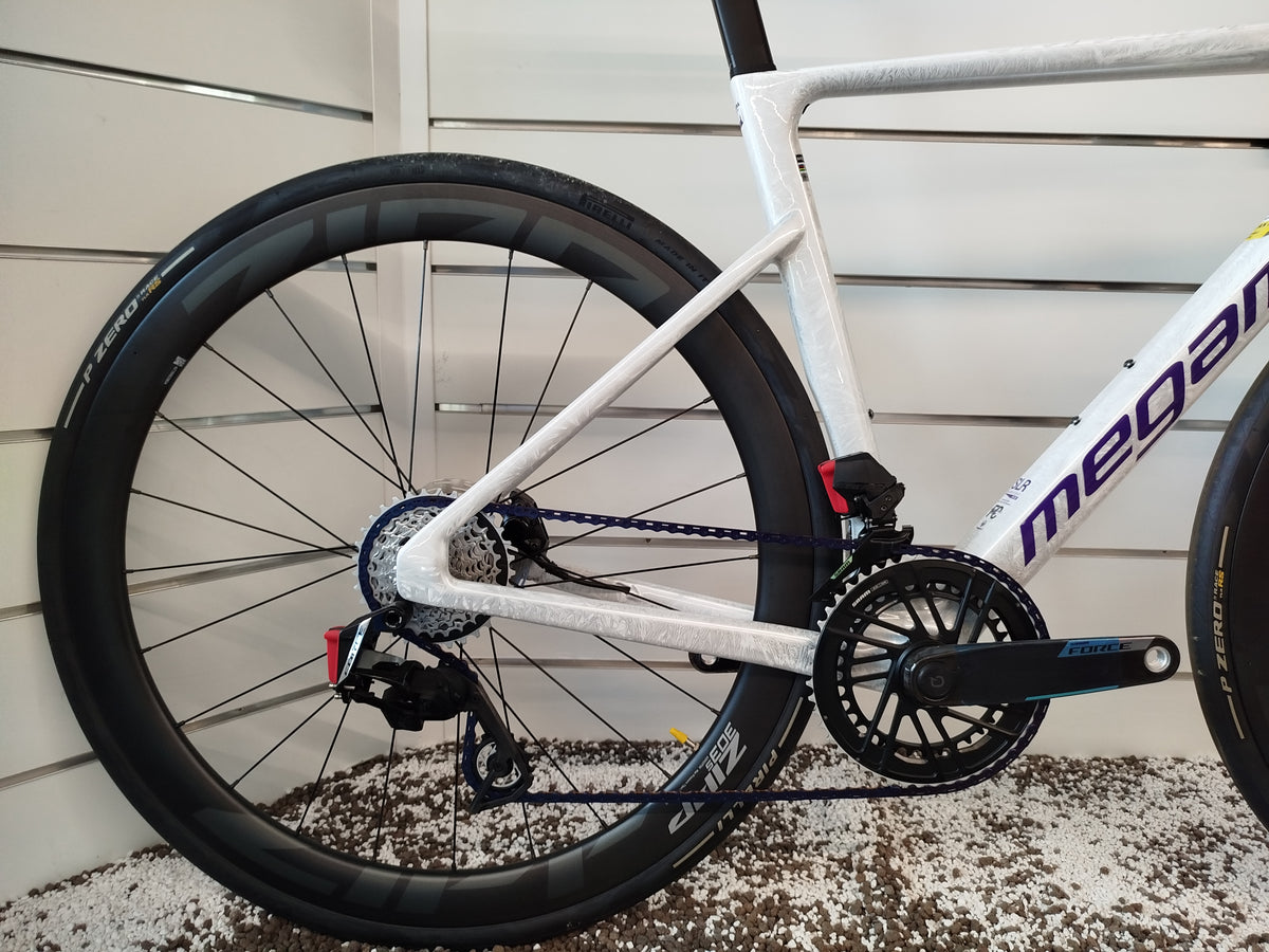 Ruote Zipp 404 S da 50 mm su Megamo Pulse 04 SLR, profilo aerodinamico