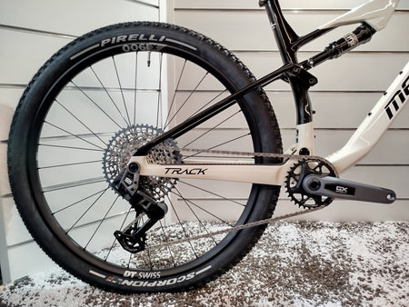Megamo Track AXS 03 MTB biammortizzata cross country, telaio carbonio colore sabbia e nero