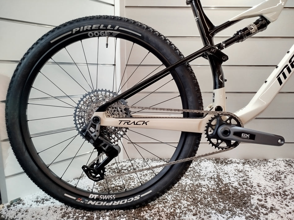 Megamo Track AXS 03 MTB biammortizzata cross country, telaio carbonio colore sabbia e nero