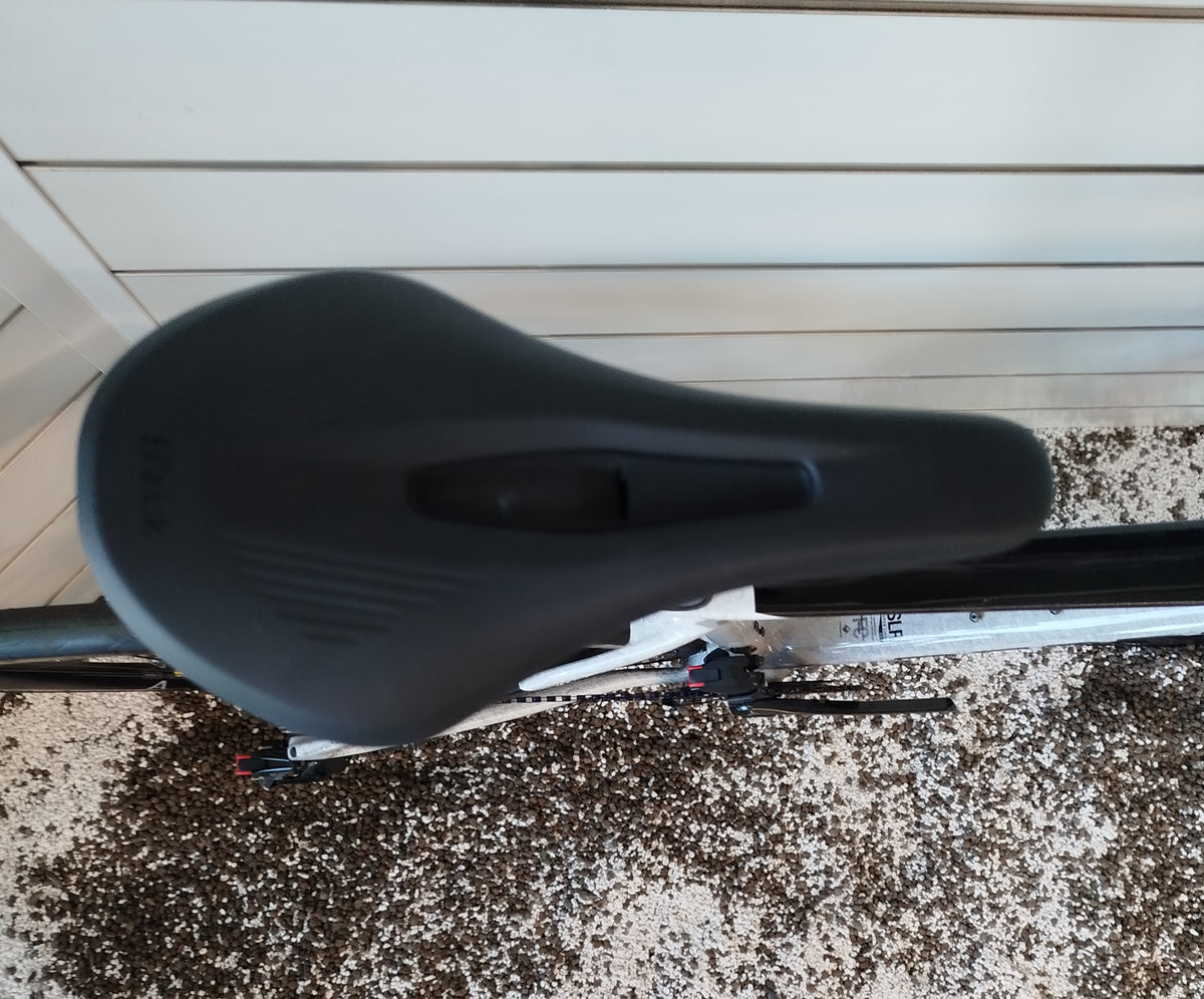 Dettaglio sella Fizik Vento Argo R5 e reggisella aerodinamico in carbonio della bici da corsa Megamo Pulse 02 SLR 2026.