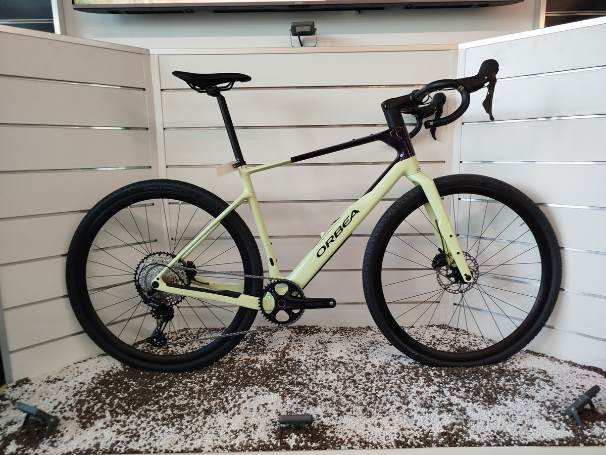 Orbea Terra M30 Team bici gravel , telaio in carbonio per avventure su sterrato e strada