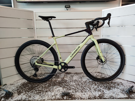 Orbea Terra M30 Team bici gravel , telaio in carbonio per avventure su sterrato e strada