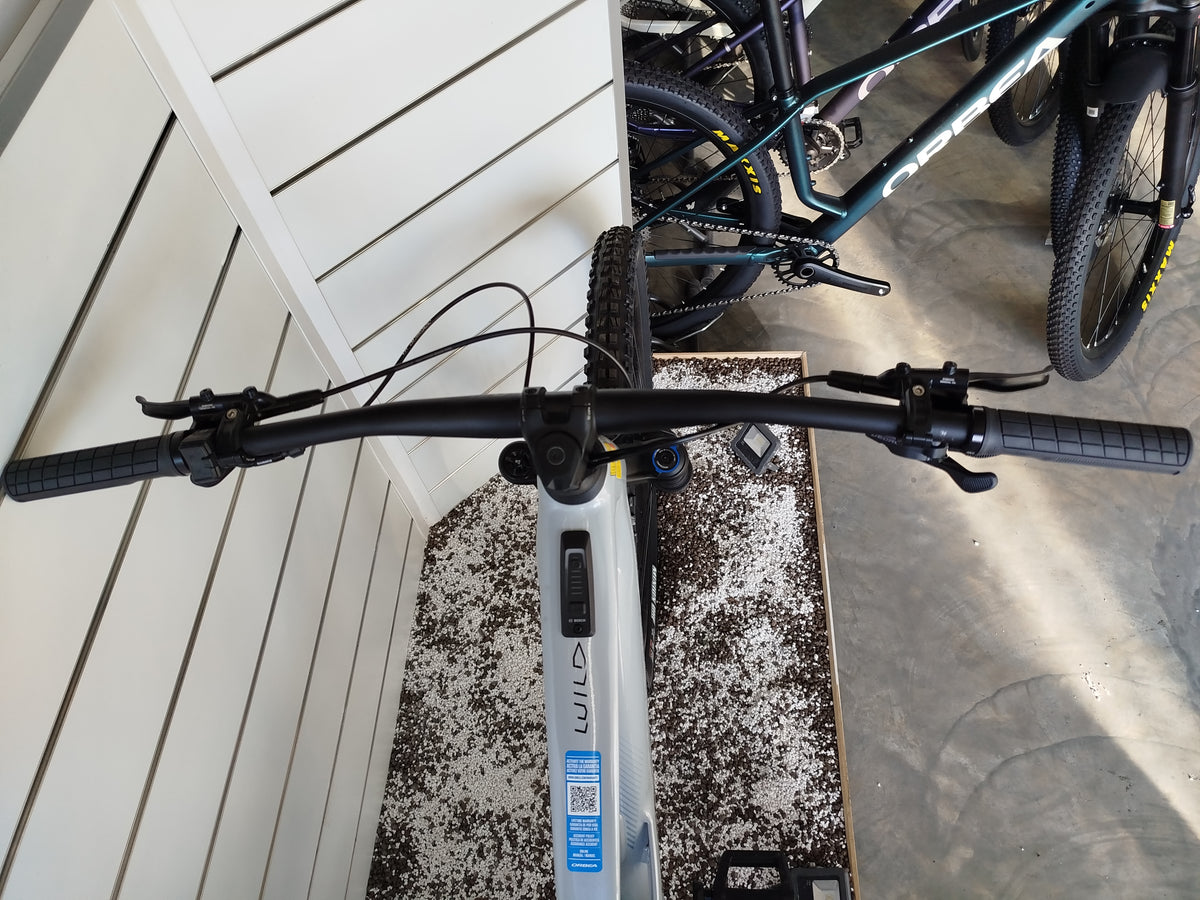 Cockpit della Orbea Wild H30 con display Bosch System Controller e manubrio