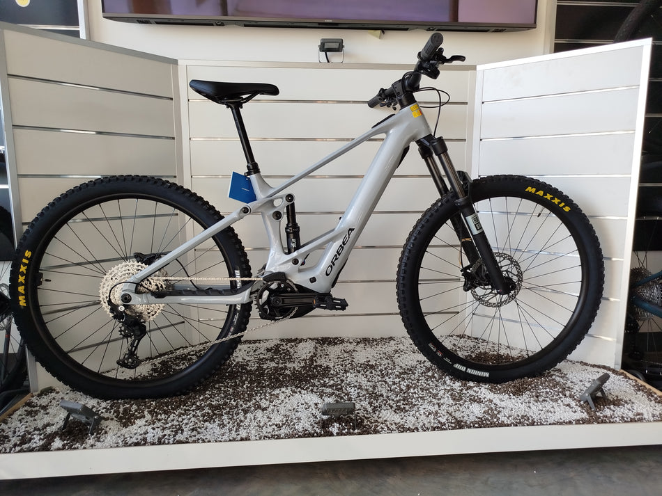 Orbea Wild H30 eMTB full suspension in alluminio, vista laterale completa