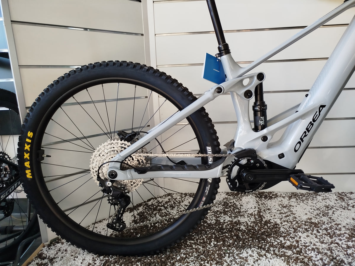Freno a disco idraulico Shimano anteriore su Orbea Wild H30, dettaglio pinza
