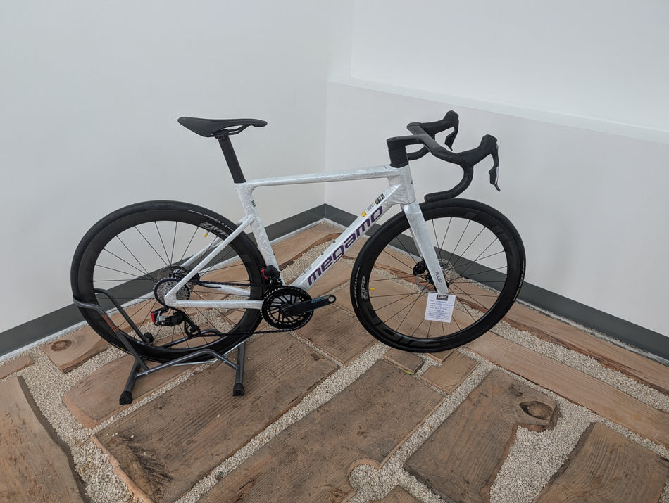 Megamo Pulse 04 SLR 2026 – SRAM Force AXS 12V: L'Essenza della Velocità