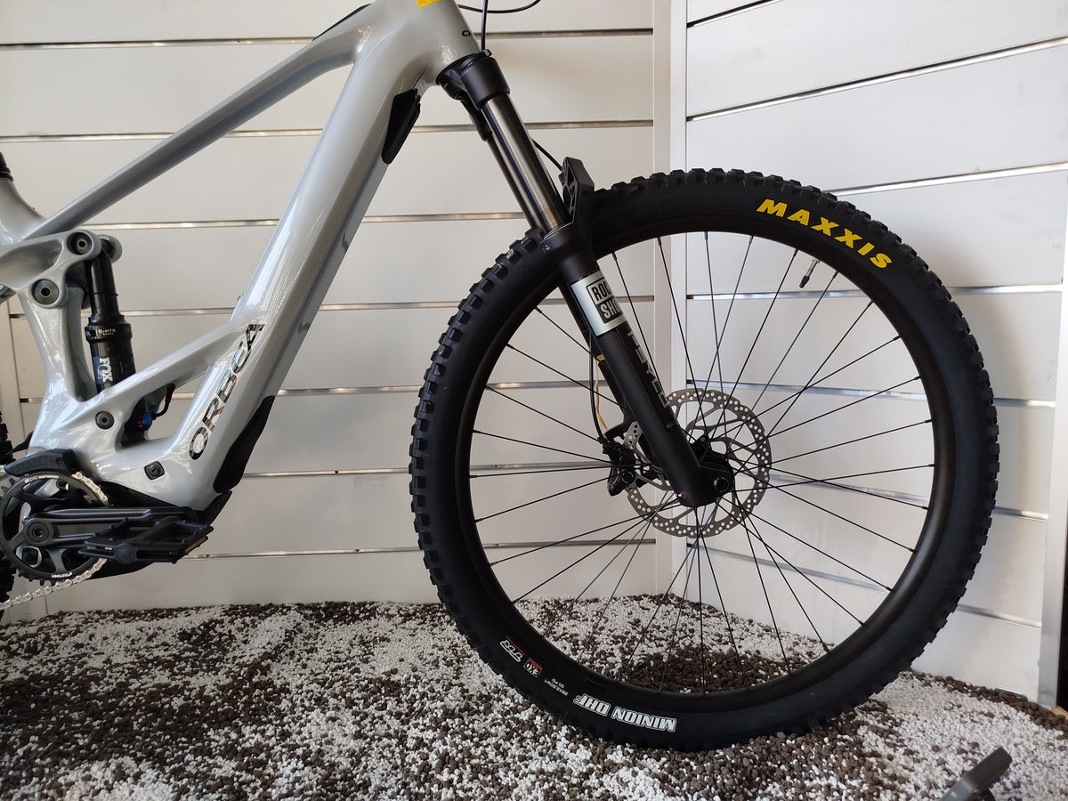 Ruota anteriore 29" con copertone tassellato su Orbea Wild H30, eMTB da enduro