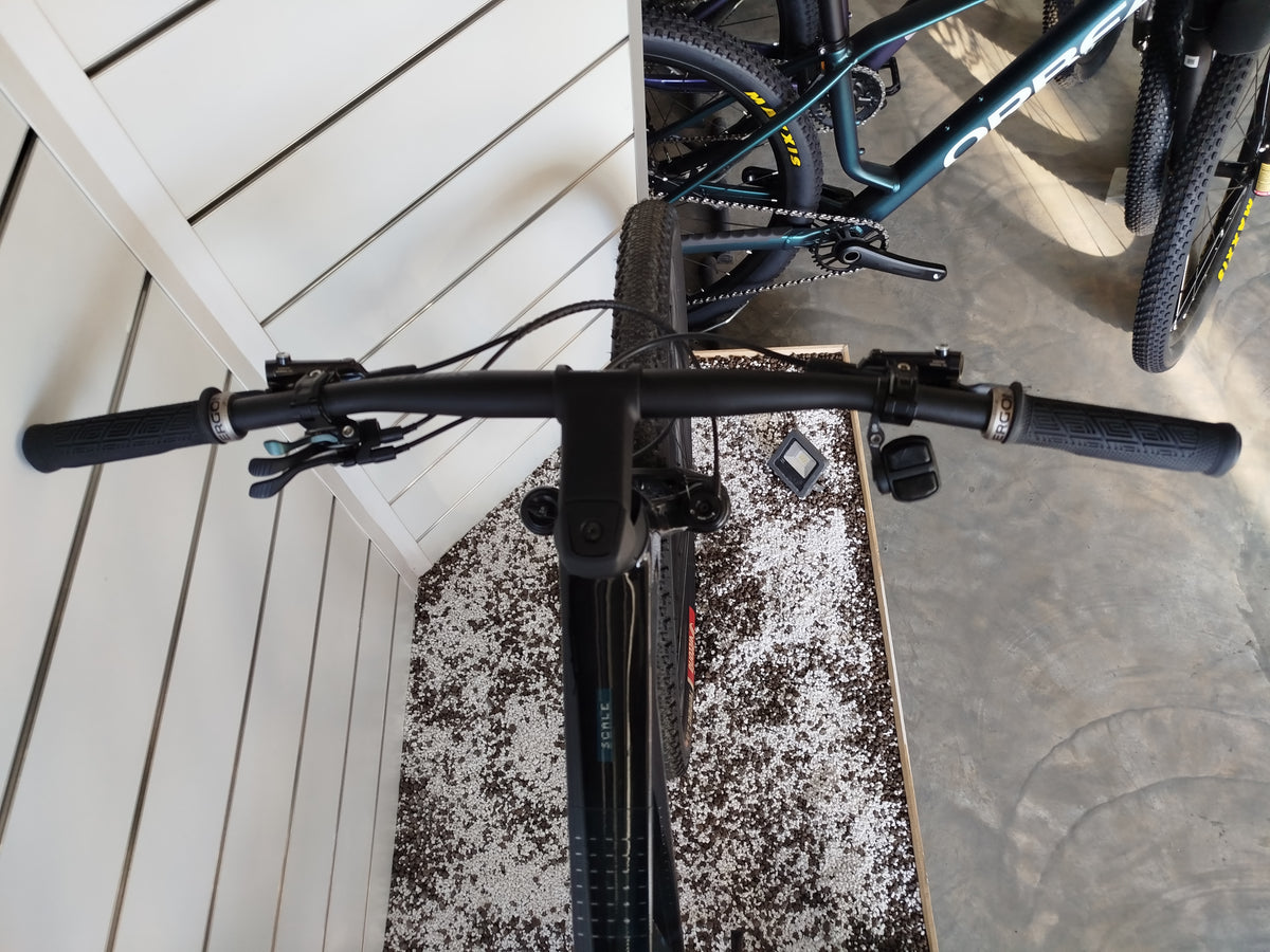 Cockpit della Scott Scale RC Team con comando SRAM AXS, manubrio e freno Shimano Deore