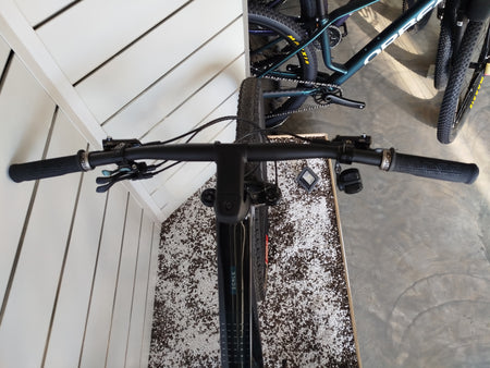 Cockpit della Scott Scale RC Team con comando SRAM AXS, manubrio e freno Shimano Deore