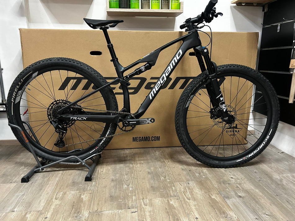 Bicicletta MTB Megamo Track 10 (2025) – La Mountain Bike Full Carbon da XC Racing