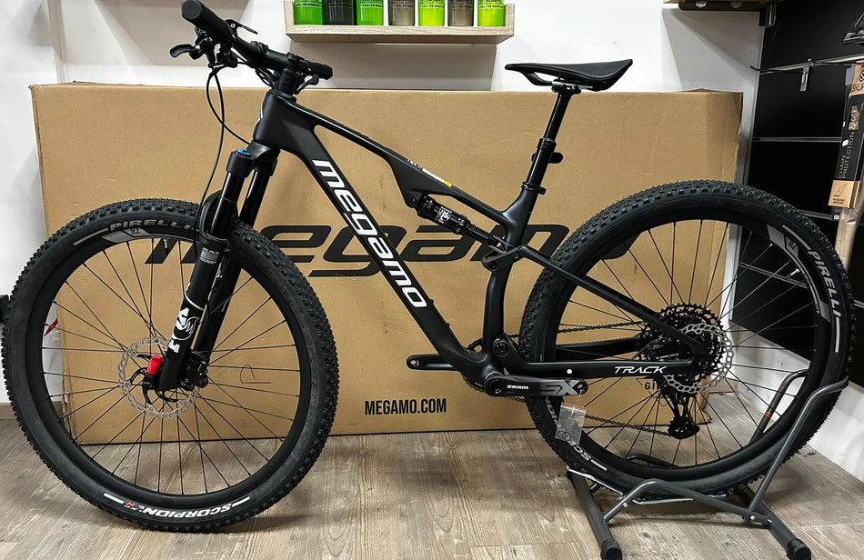 Bicicletta MTB Megamo Track 10 (2025) – La Mountain Bike Full Carbon da XC Racing