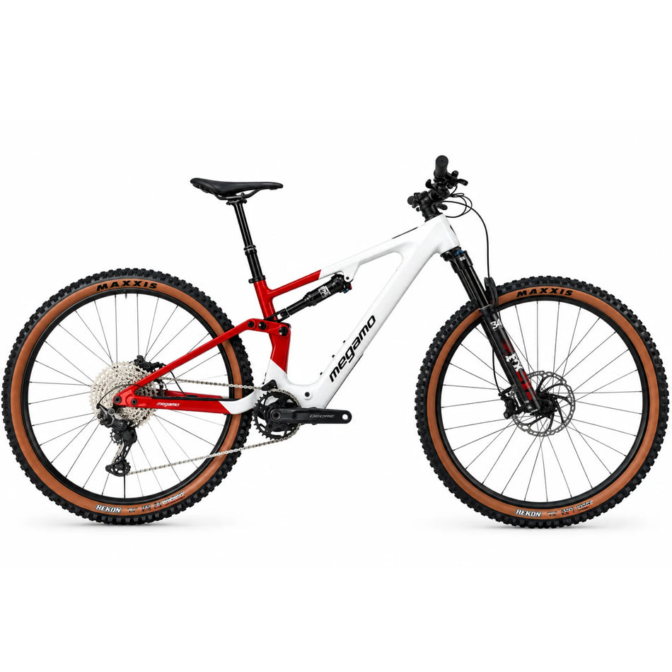 E-MTB biammortizzata Megamo Reason AL 07 nella colorazione White Red (bianco e rosso). Il telaio in alluminio idroformato mostra una sfumatura dal bianco anteriore al rosso bordeaux posteriore. In evidenza il motore DJI Avinox, la batteria integrata, la forcella Fox e le ruote da 29 pollici per e-mountain bike