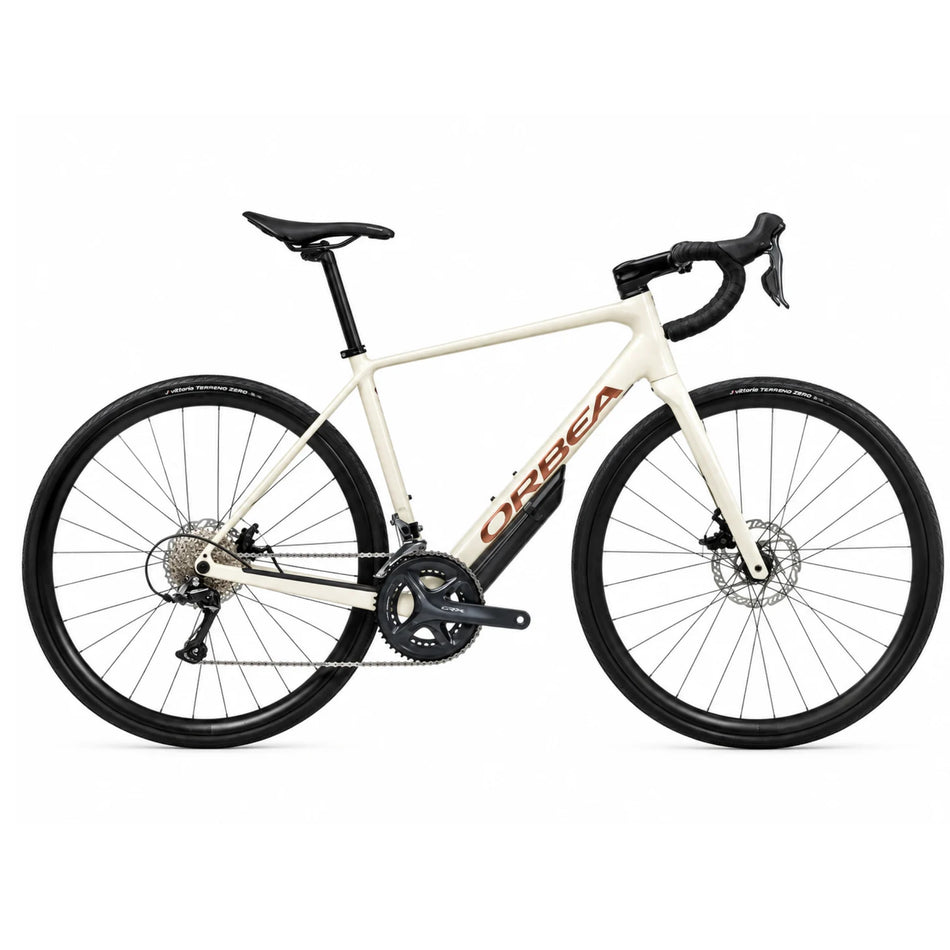 Bicicletta da corsa endurance Orbea Avant H60 in colorazione Slate Blue opaco con dettagli Halo Silver lucido. Vista laterale del telaio in alluminio idroformato con saldature levigate e forcella in carbonio. In evidenza il passaggio cavi totalmente integrato ICR, il gruppo Shimano Claris 2x8 velocità e i freni a disco meccanici.