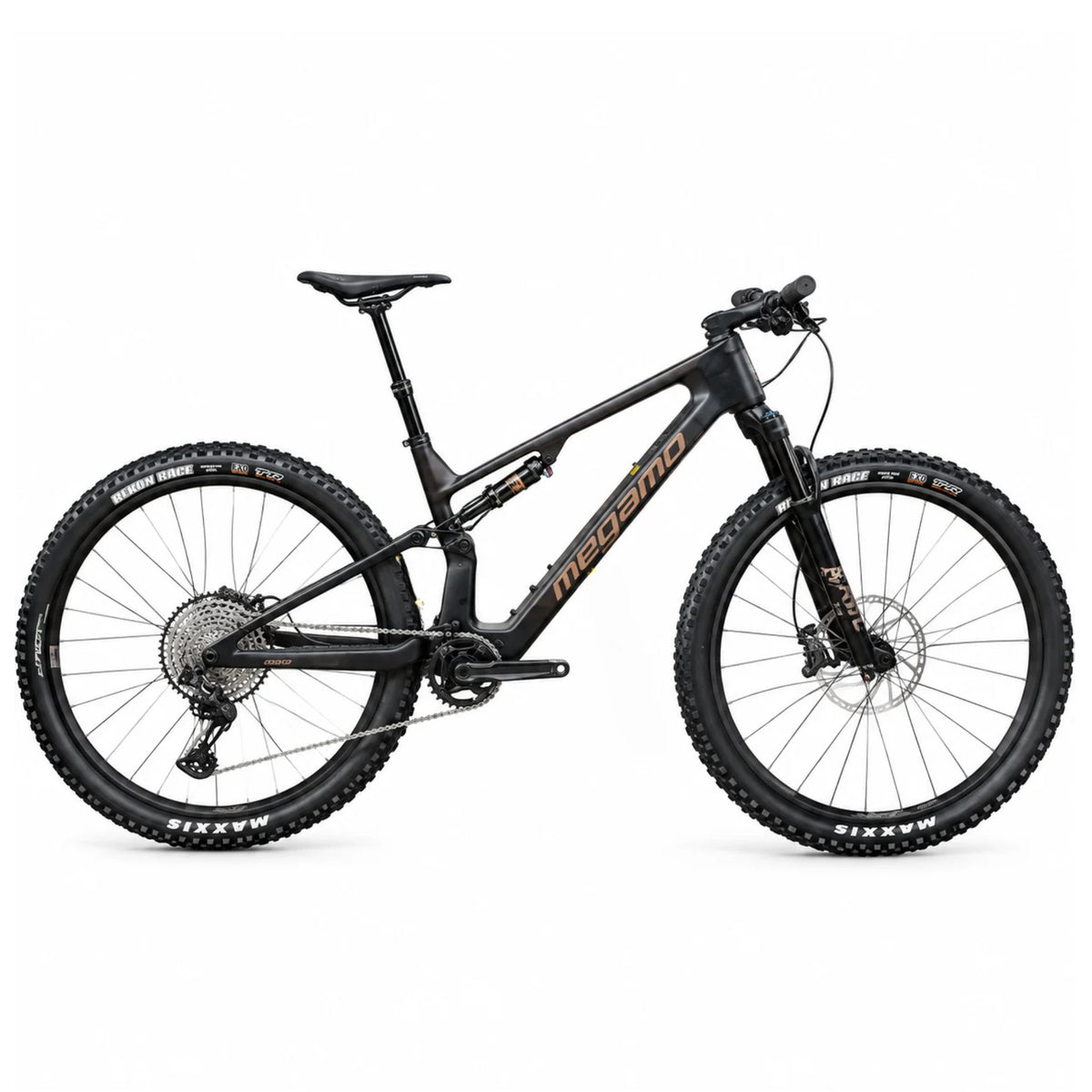 E-MTB da trail full-suspension Megamo Reason Air CRB 10 2026 in colorazione blu. Vista laterale del telaio leggero interamente in carbonio con escursione da 140 mm. In evidenza il potente motore centrale DJI Avinox, la batteria integrata da 800 Wh, la forcella Fox da 140 mm, la trasmissione Shimano XT a 12 velocità e le ruote da 29 pollici