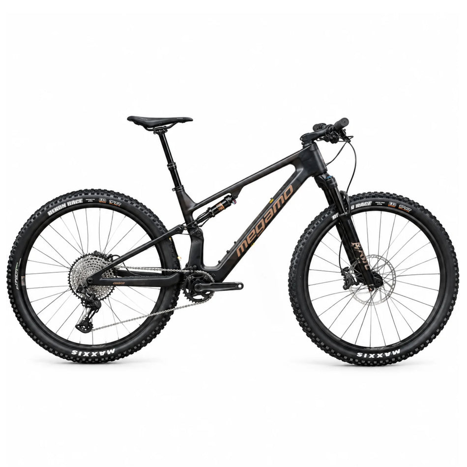 E-MTB da trail full-suspension Megamo Reason Air CRB 10 2026 in colorazione blu. Vista laterale del telaio leggero interamente in carbonio con escursione da 140 mm. In evidenza il potente motore centrale DJI Avinox, la batteria integrata da 800 Wh, la forcella Fox da 140 mm, la trasmissione Shimano XT a 12 velocità e le ruote da 29 pollici