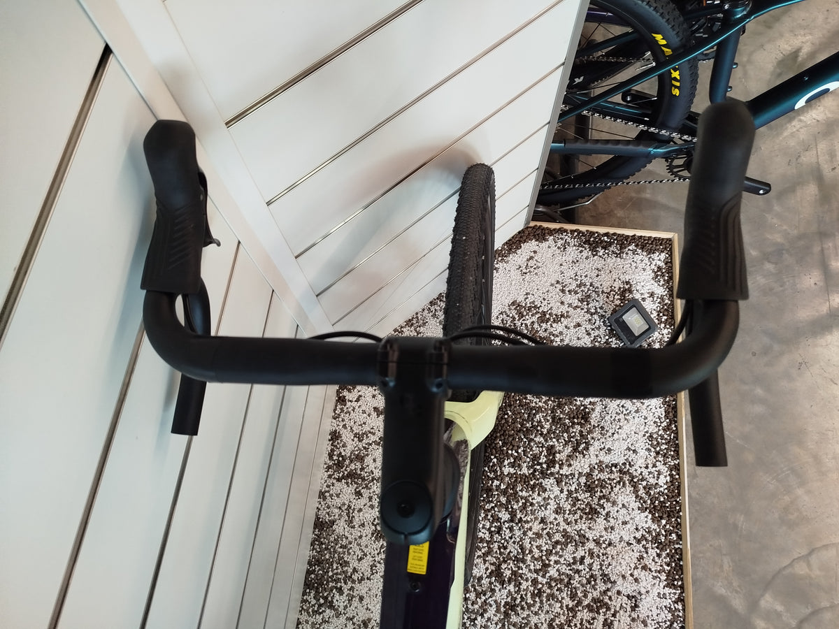 Manubrio gravel e comandi cambio-freno della Orbea Terra M30 Team, dettaglio cockpit