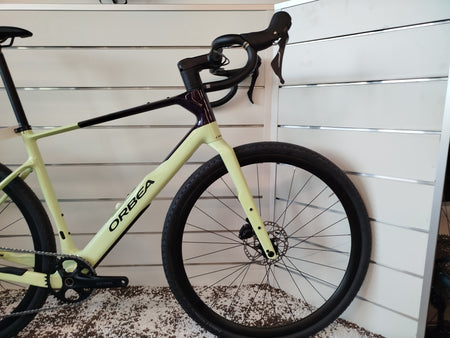 Dettaglio telaio Orbea Terra M30 Team, logo Orbea e finitura